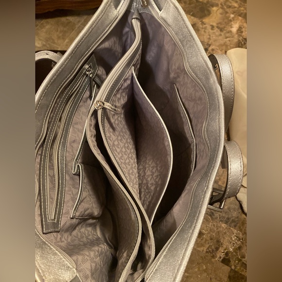 Michael Kors~Michael by Michael Kors Metallic Silver Leather Jet Set Traveler XL - Picture 8 of 17